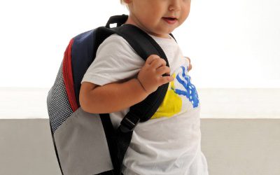 La mochila no debe superar el 15% del peso total del niño y mejor jugar a «pillar» en la calle que estar sentado frente a una pantalla.